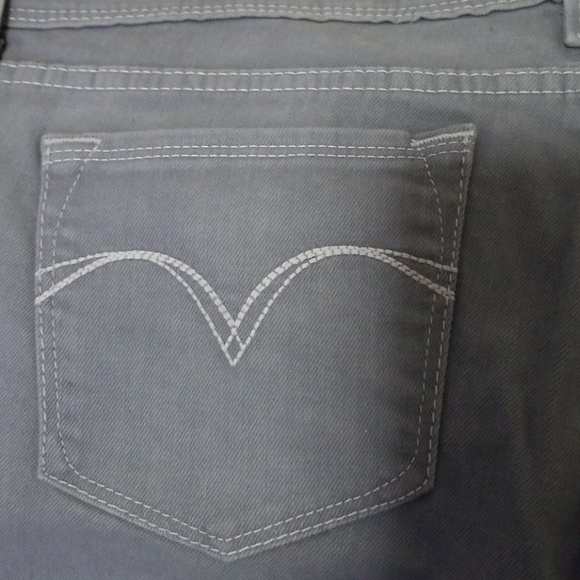 New Levis Demi Curve ID jeans - Picture 5 of 5